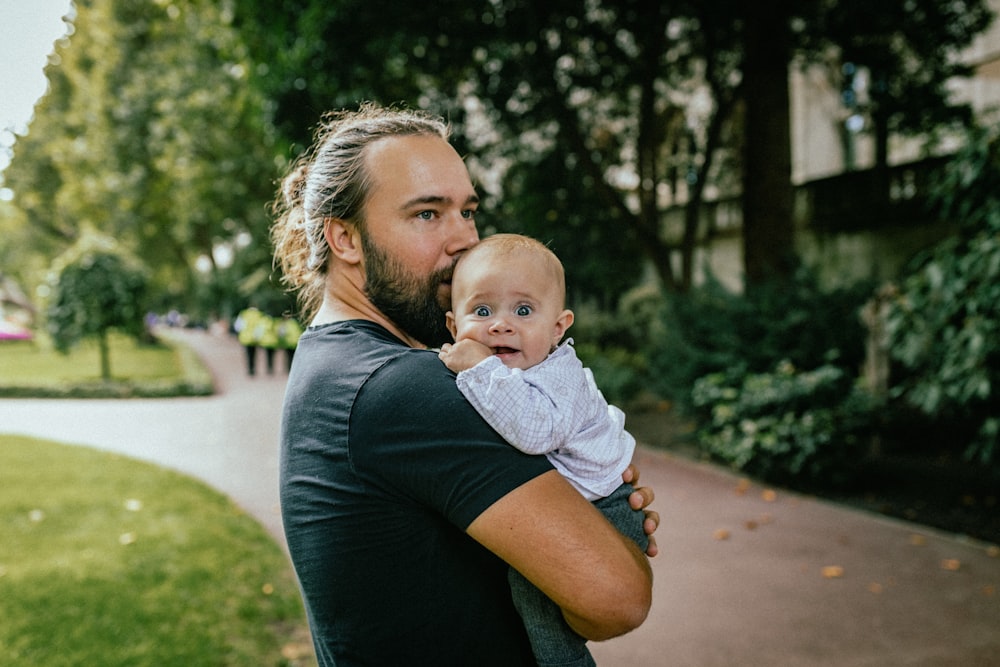 Eine Frau, die ein Baby hält