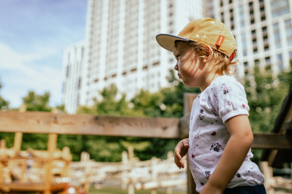 Una niña con sombrero