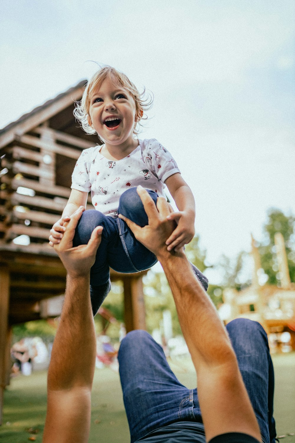 uma criança nas costas de um homem