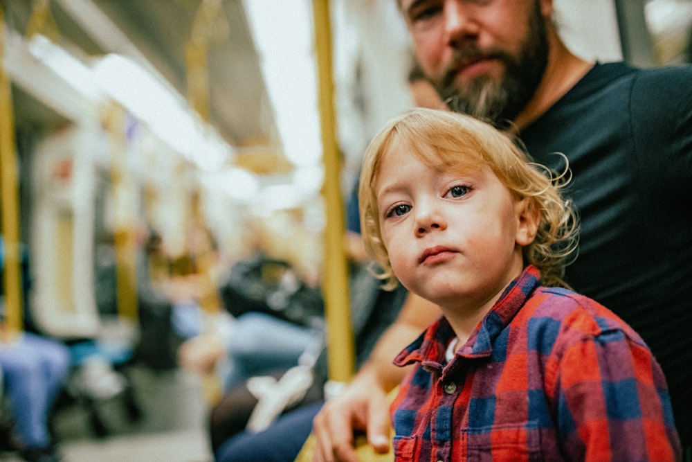 Una niña con una persona en el fondo