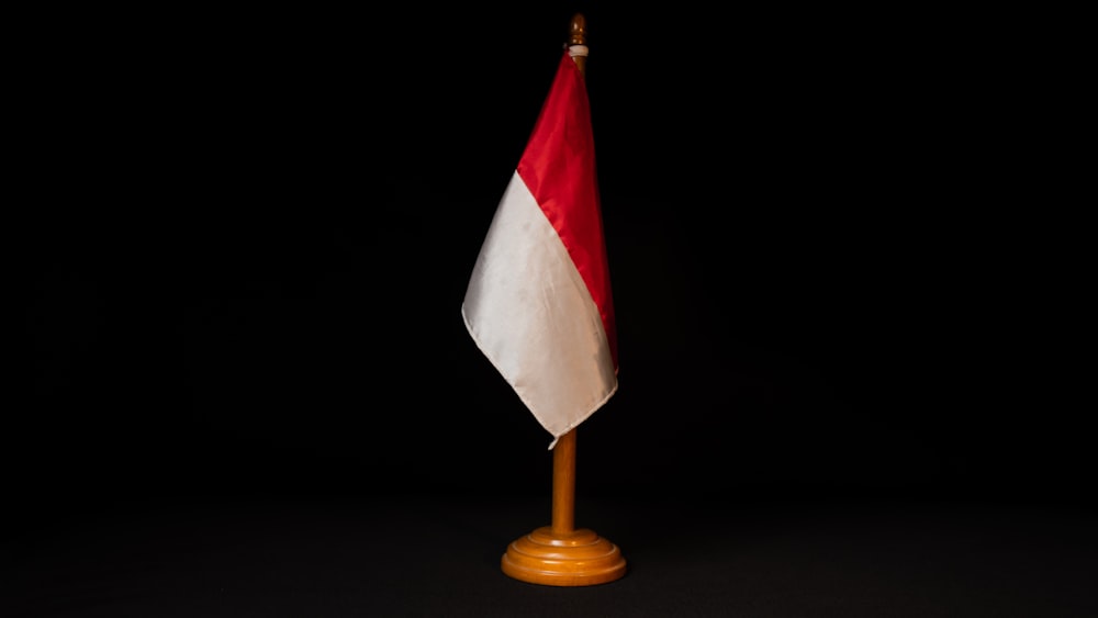 Un drapeau rouge et blanc