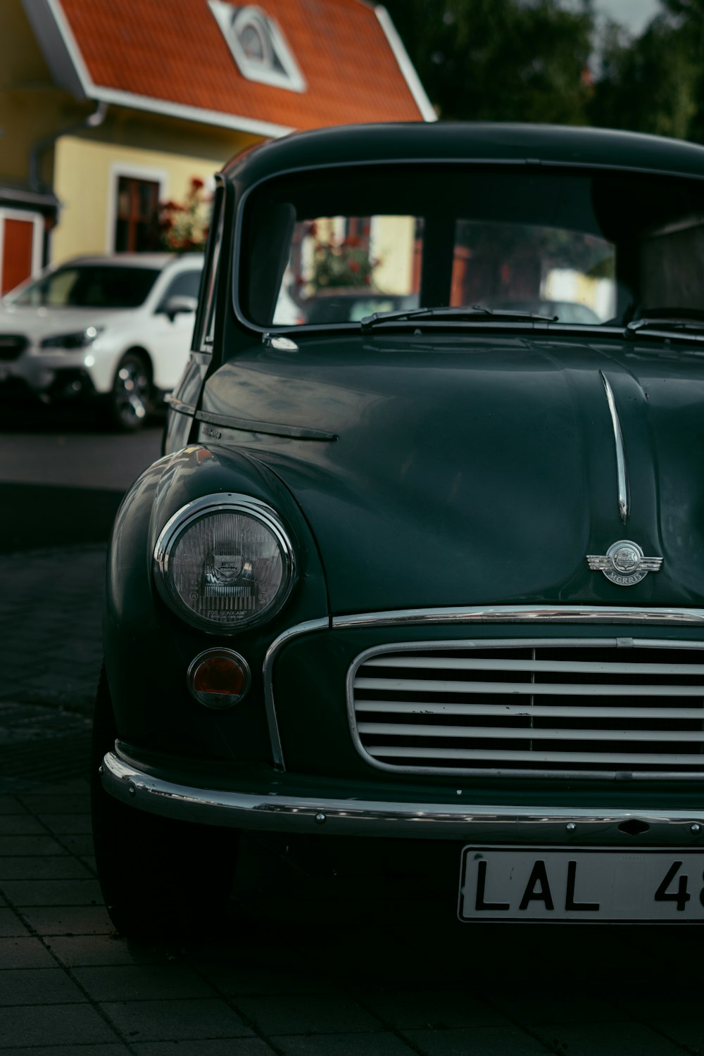 um carro estacionado em uma estrada de tijolos