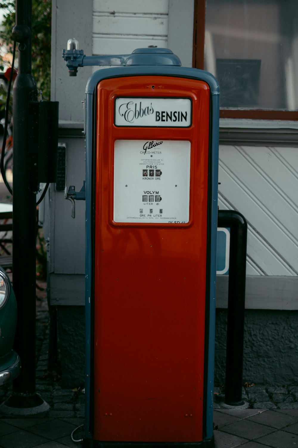 Une boîte rouge et blanche