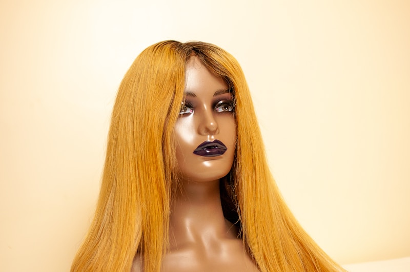 Cheveux longs et regard intense