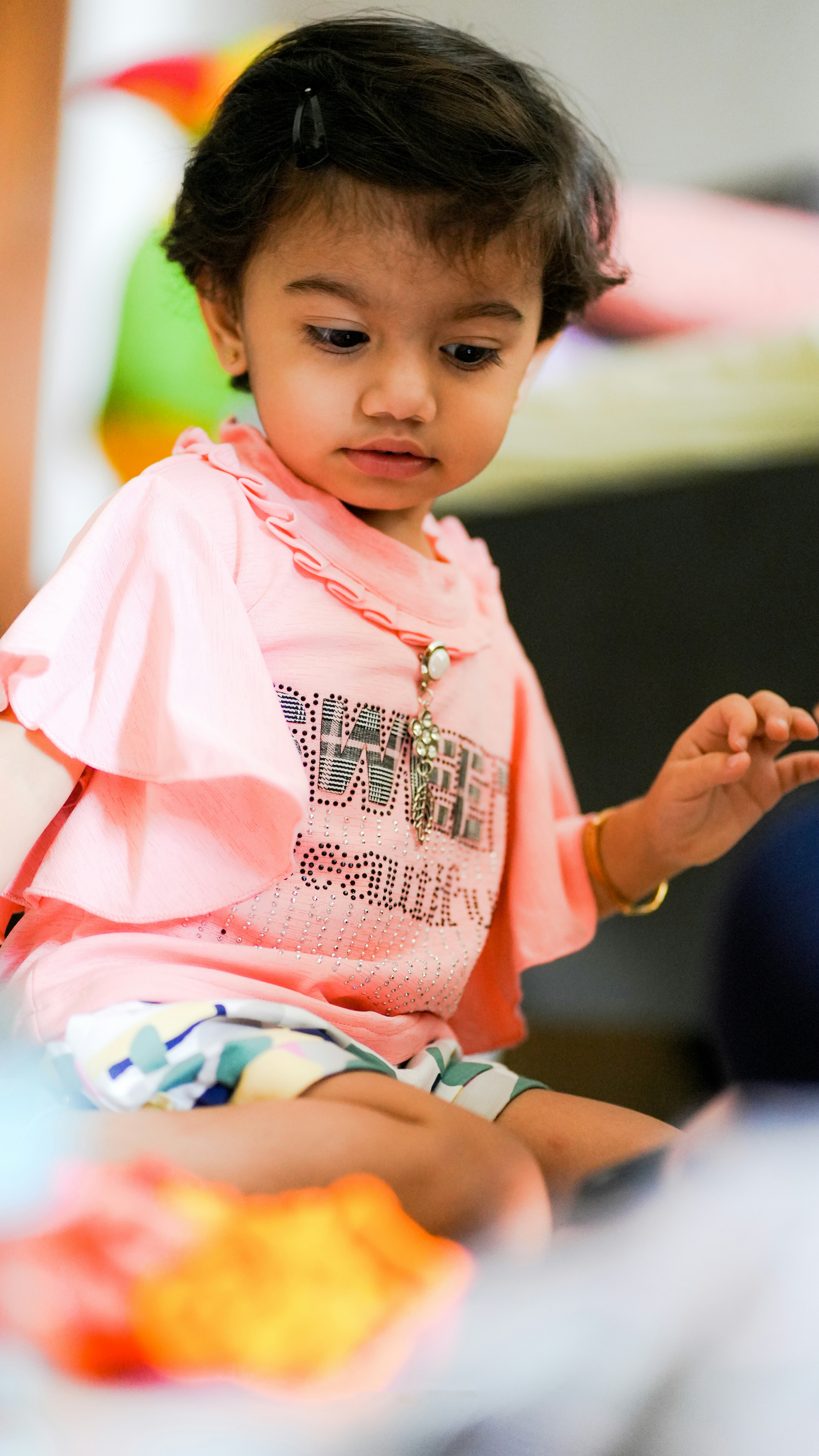 Ein junges Mädchen, das ein Baby hält