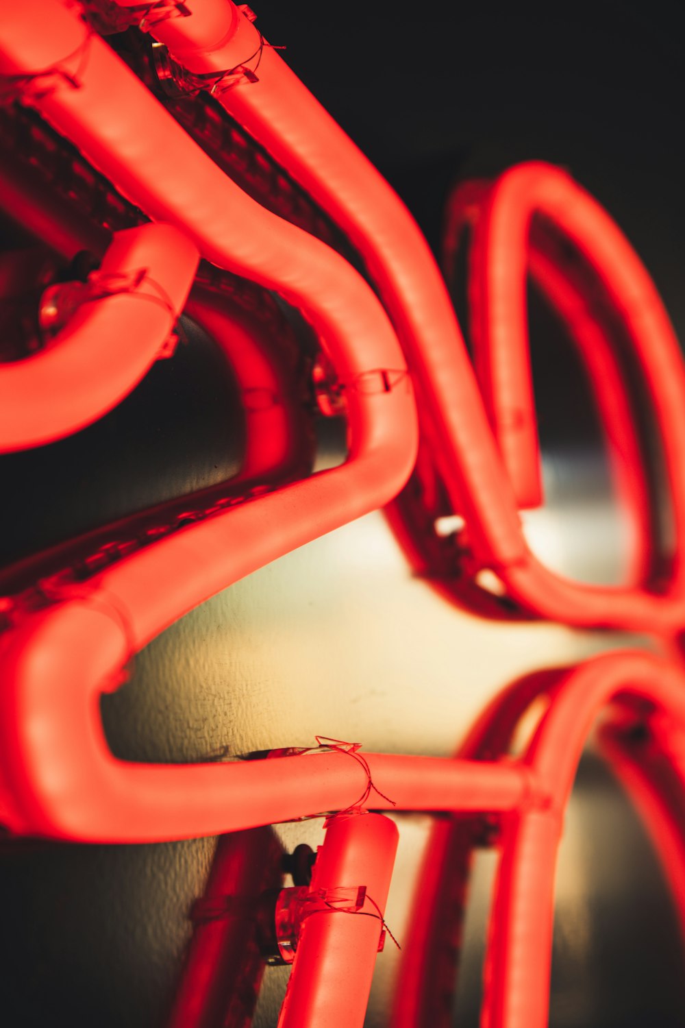 um close-up de uma máquina vermelha