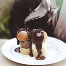 بريوش بالجيلاتو وصوص شوكولاتة