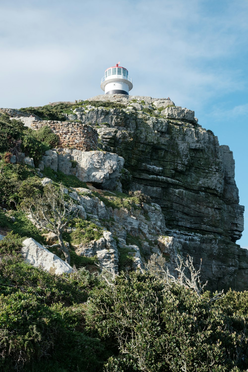 Un edificio de piedra con una gran roca