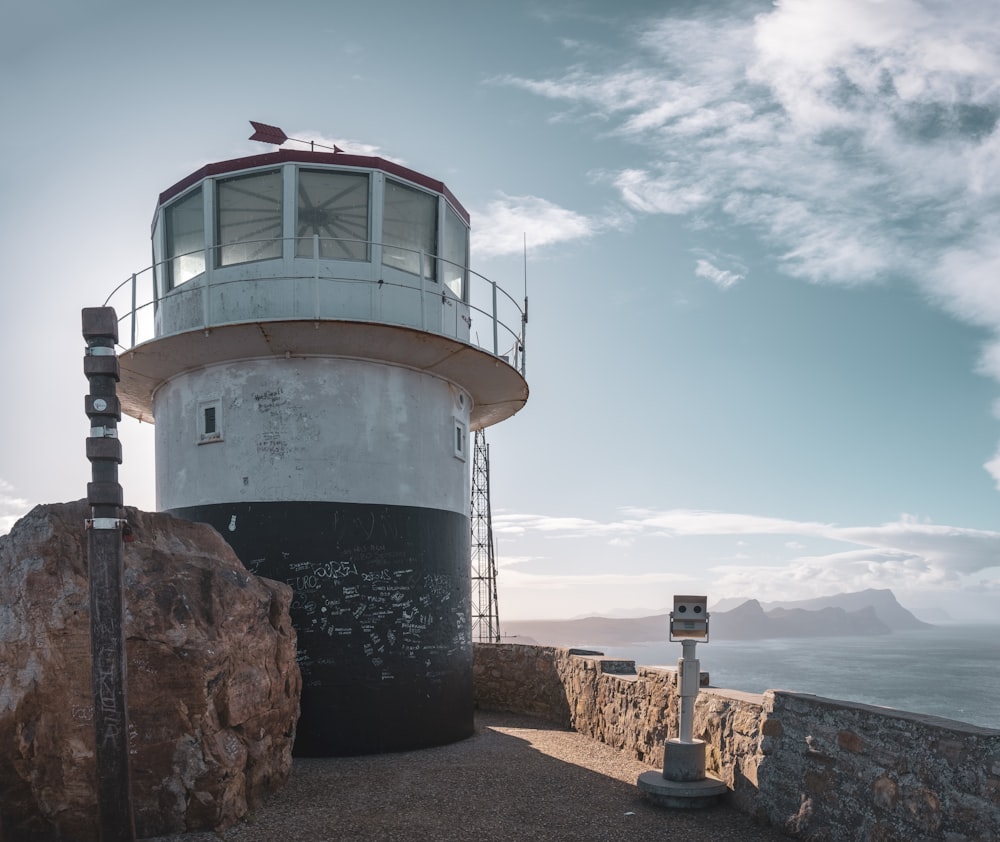 um homem sentado em uma torre de pedra