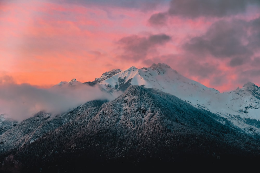 Ein Berg mit Wolken