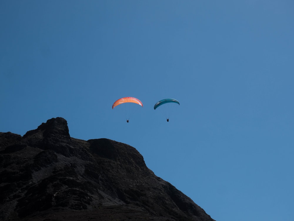 Un couple de personnes en parachutisme