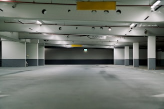 Eine saubere und geräumte Tiefgarage