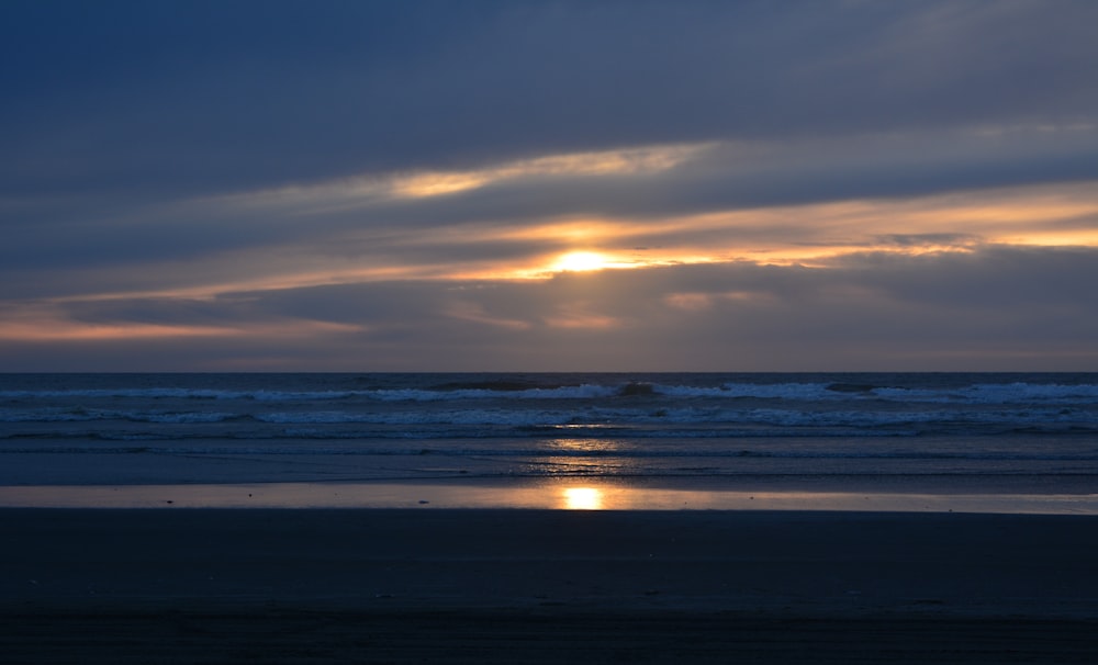 una spiaggia con un tramonto