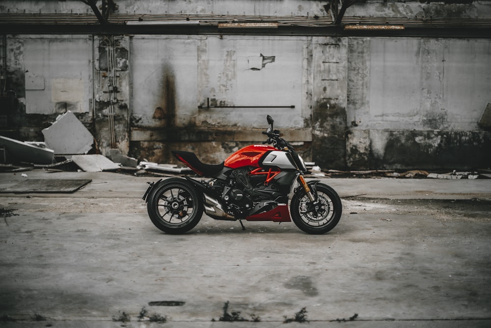 una moto parcheggiata in un garage