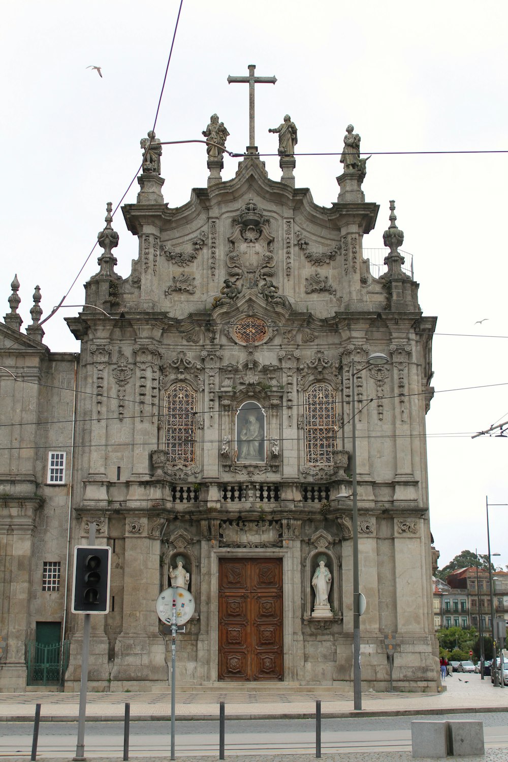 un bâtiment avec des statues sur le toit