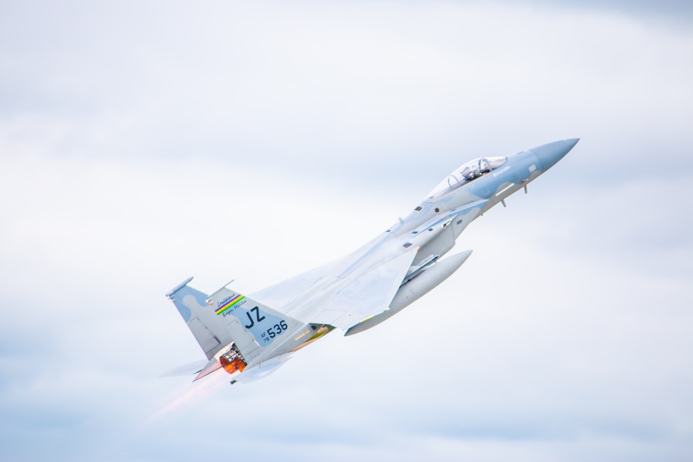 Un avión de combate volando en el cielo