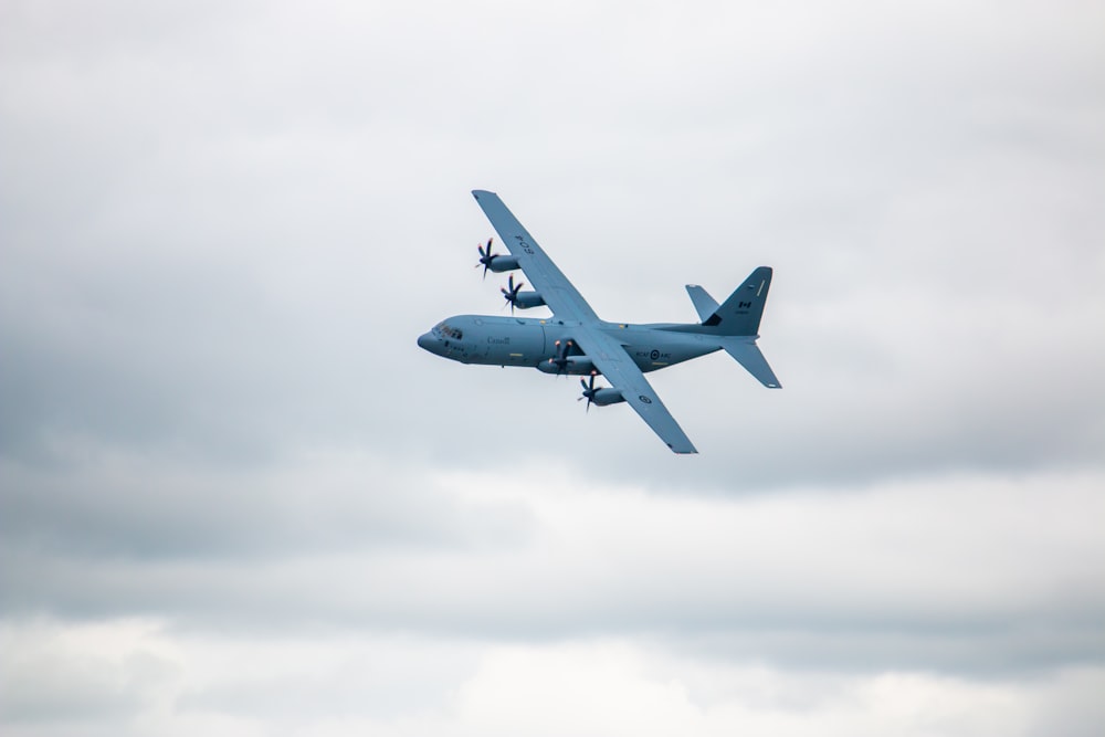 Un gran avión volando en el cielo