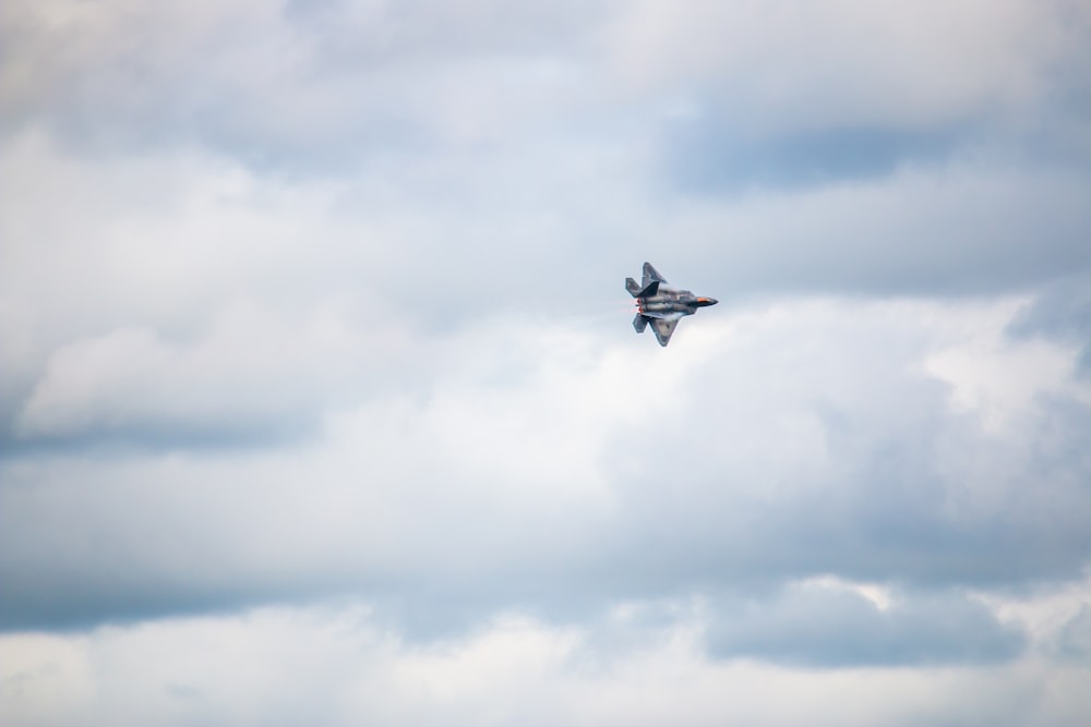 Un avión volando en el cielo