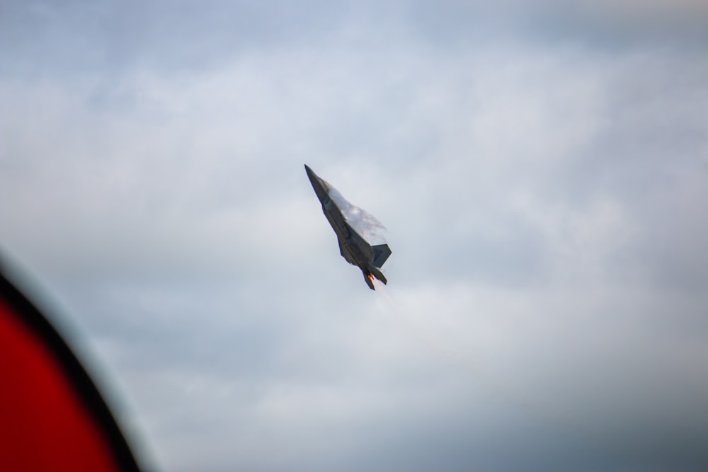 Un avión de combate volando en el cielo