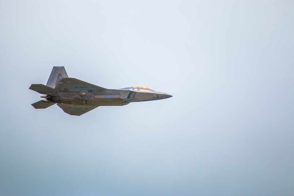 Un avión de combate volando en el cielo