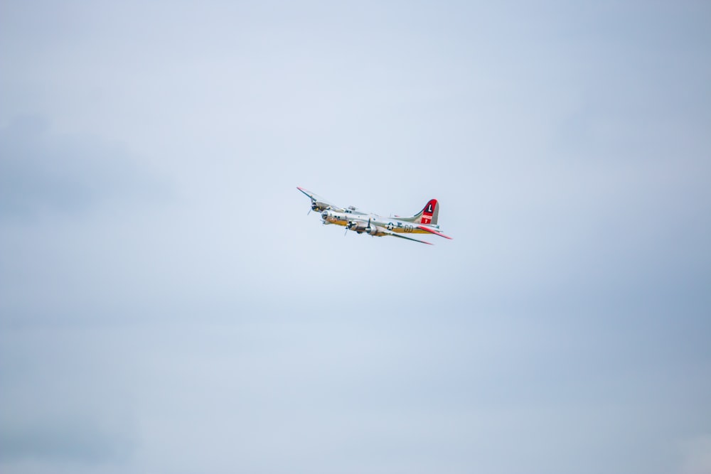 Un pequeño avión volando en el cielo