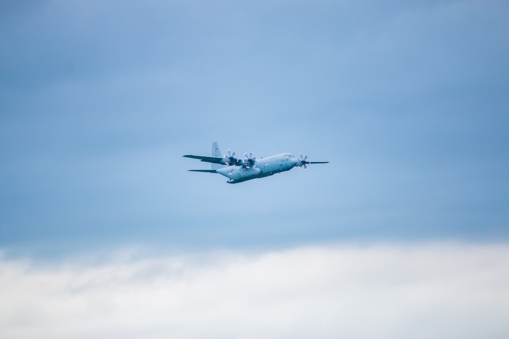 Un avión volando en el cielo