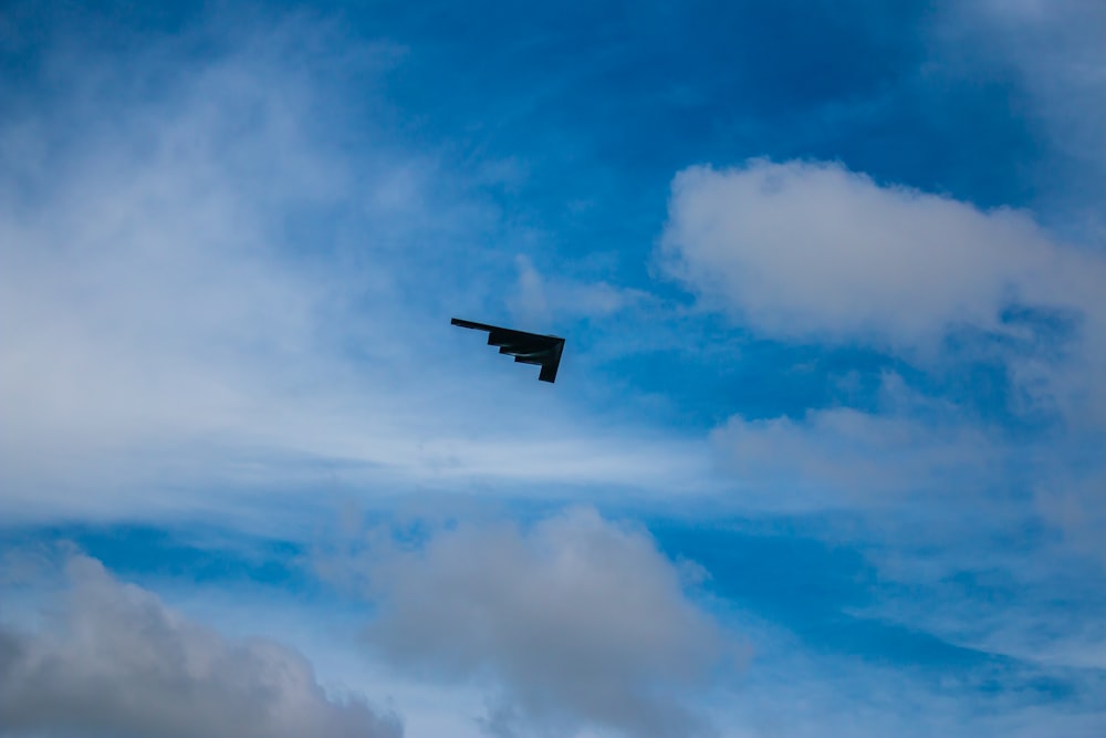 Un avión volando en el cielo