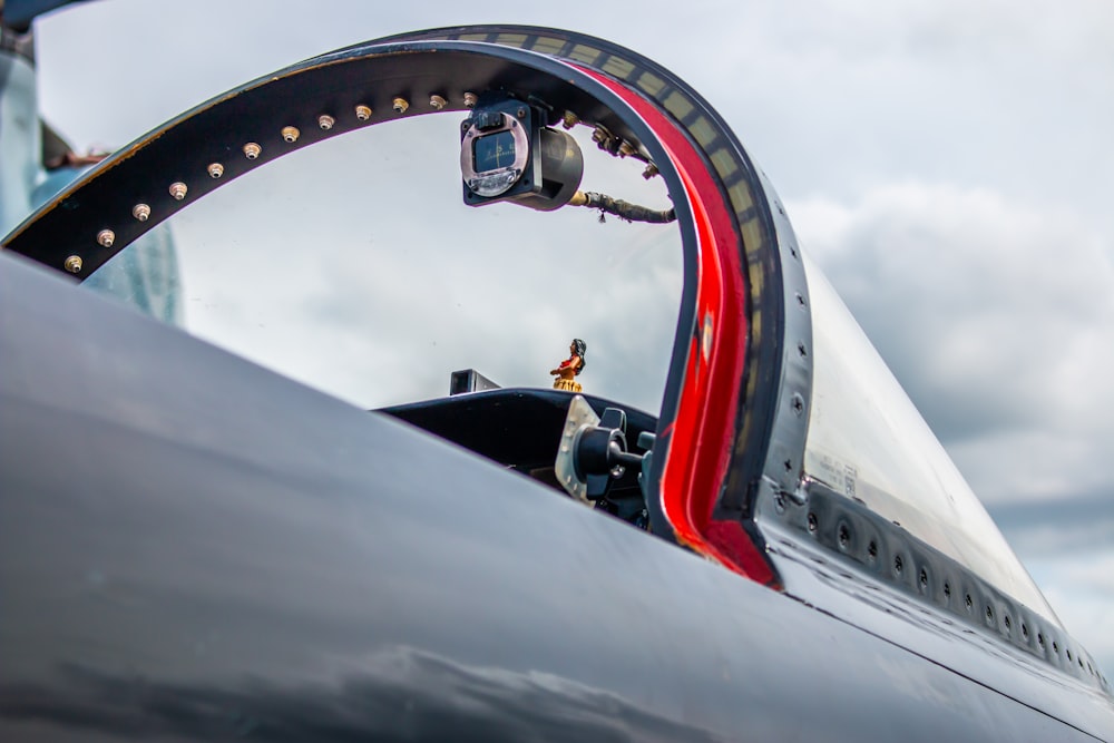 un espejo retrovisor lateral que muestra un coche