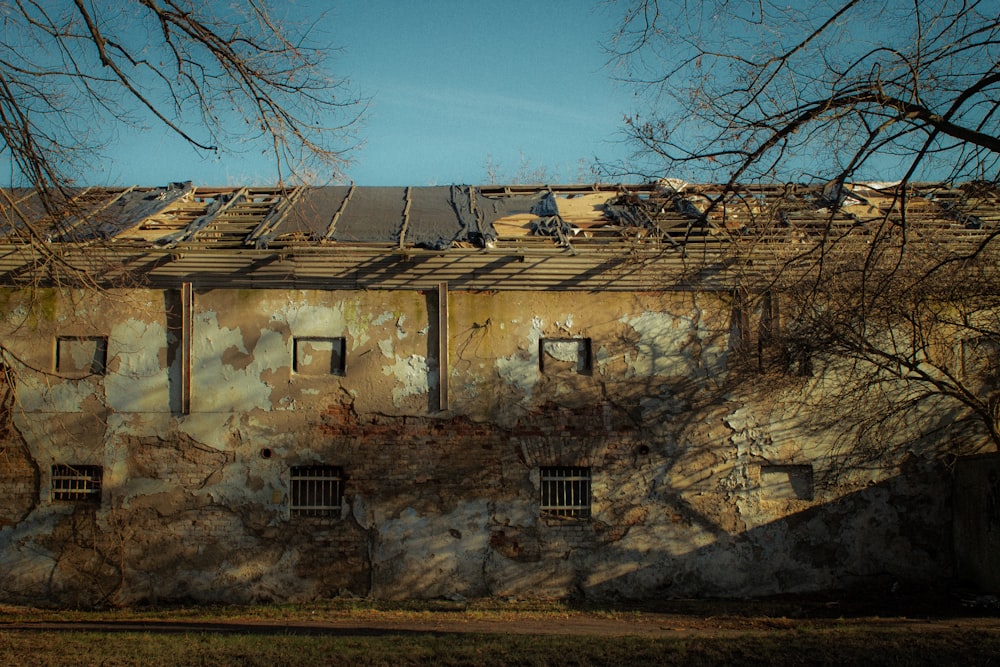 un bâtiment avec un grand toit