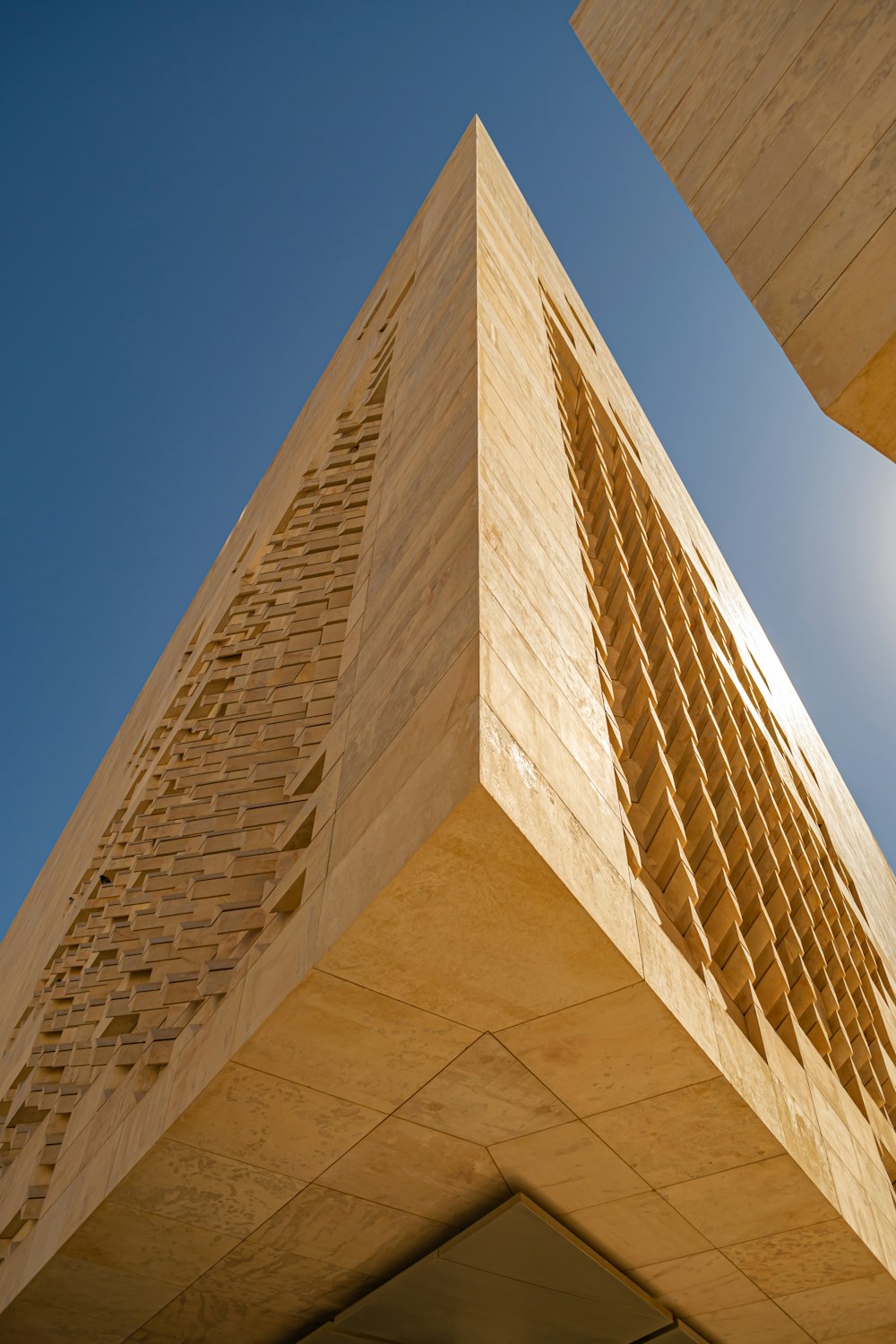 Ein hohes Gebäude mit blauem Himmel