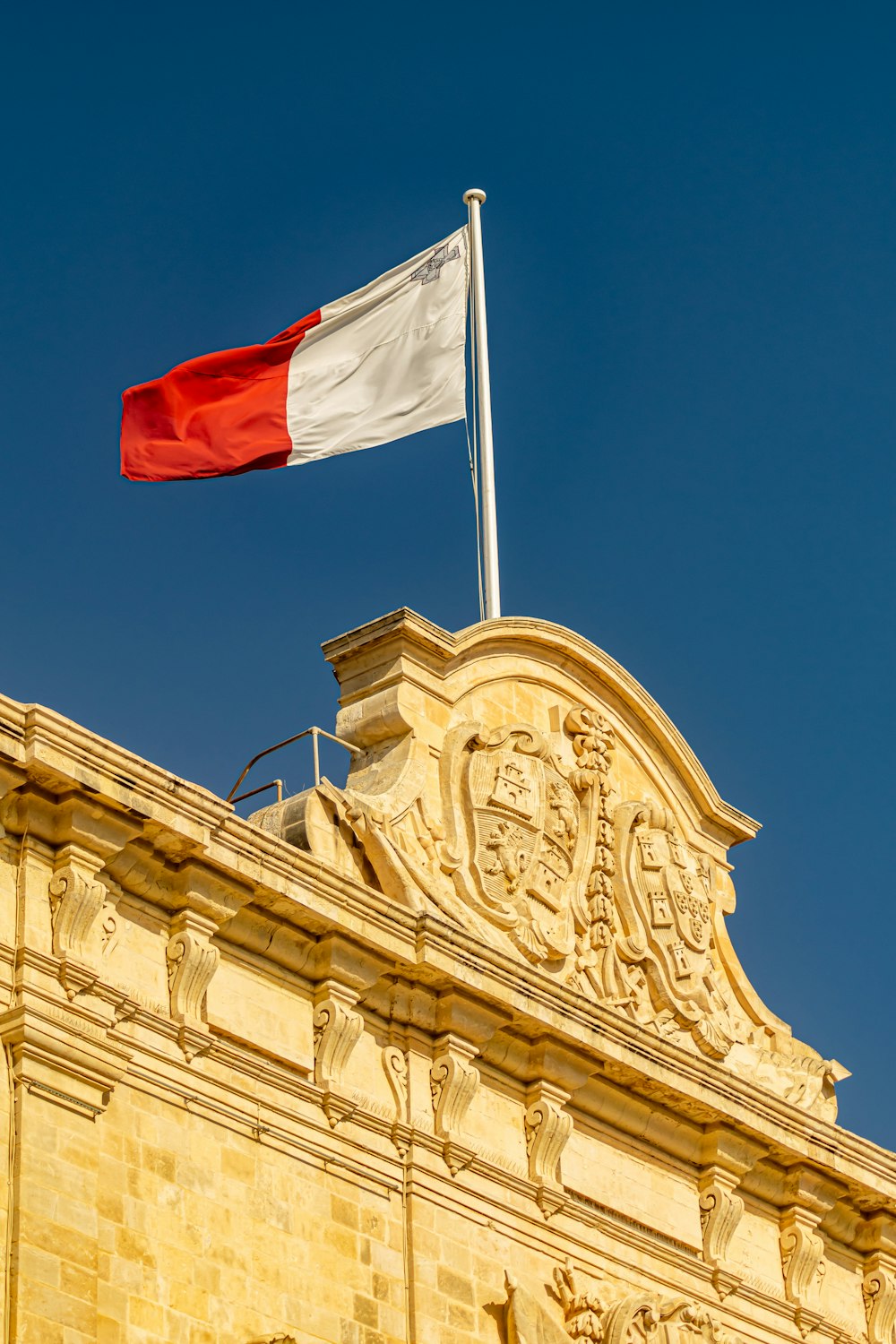 una bandera en un edificio