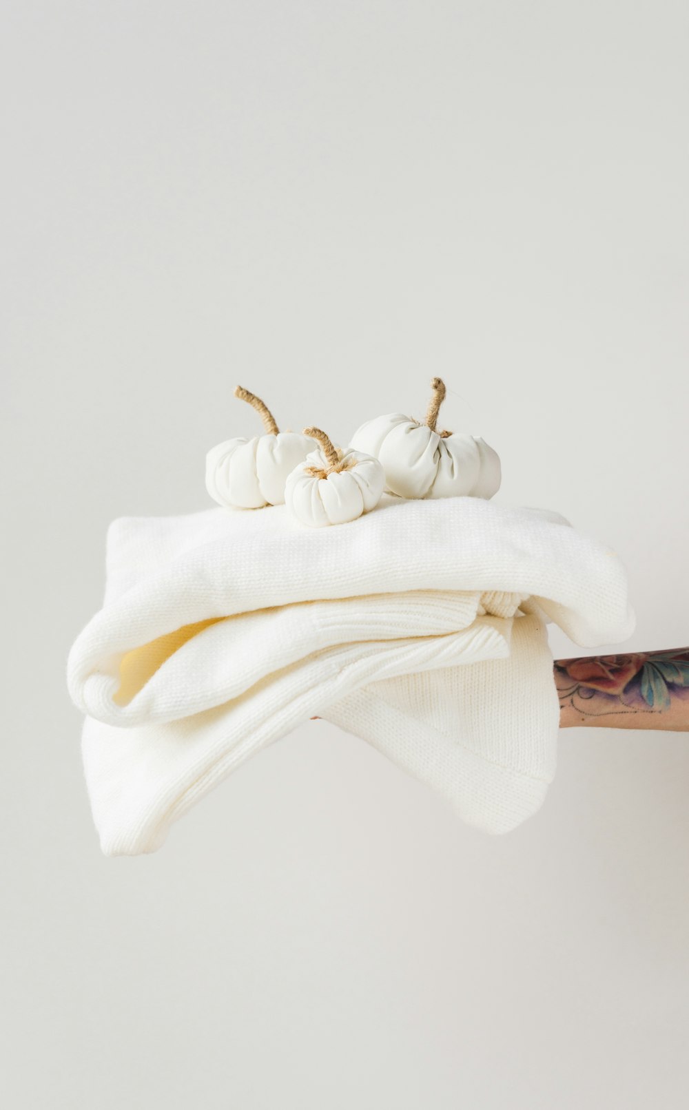 ein weißes Handtuch mit weißer Schleife