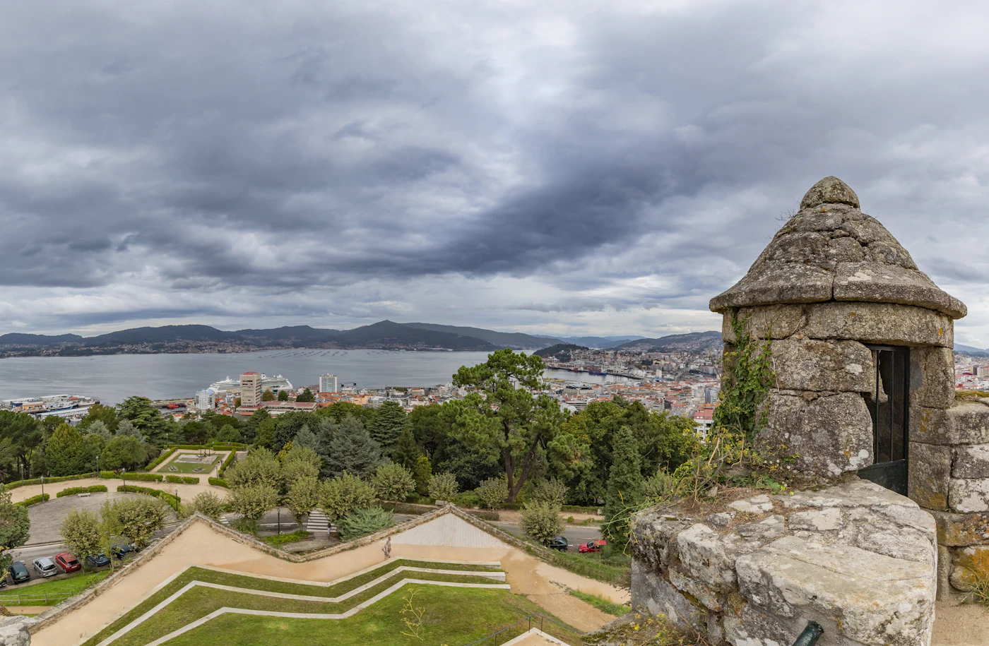 Stenen wachttoren op de Monte do Castro met uitzicht over Vigo en de ría