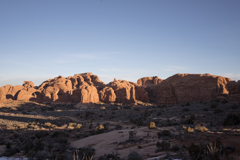 Un paysage désertique avec quelques gros rochers