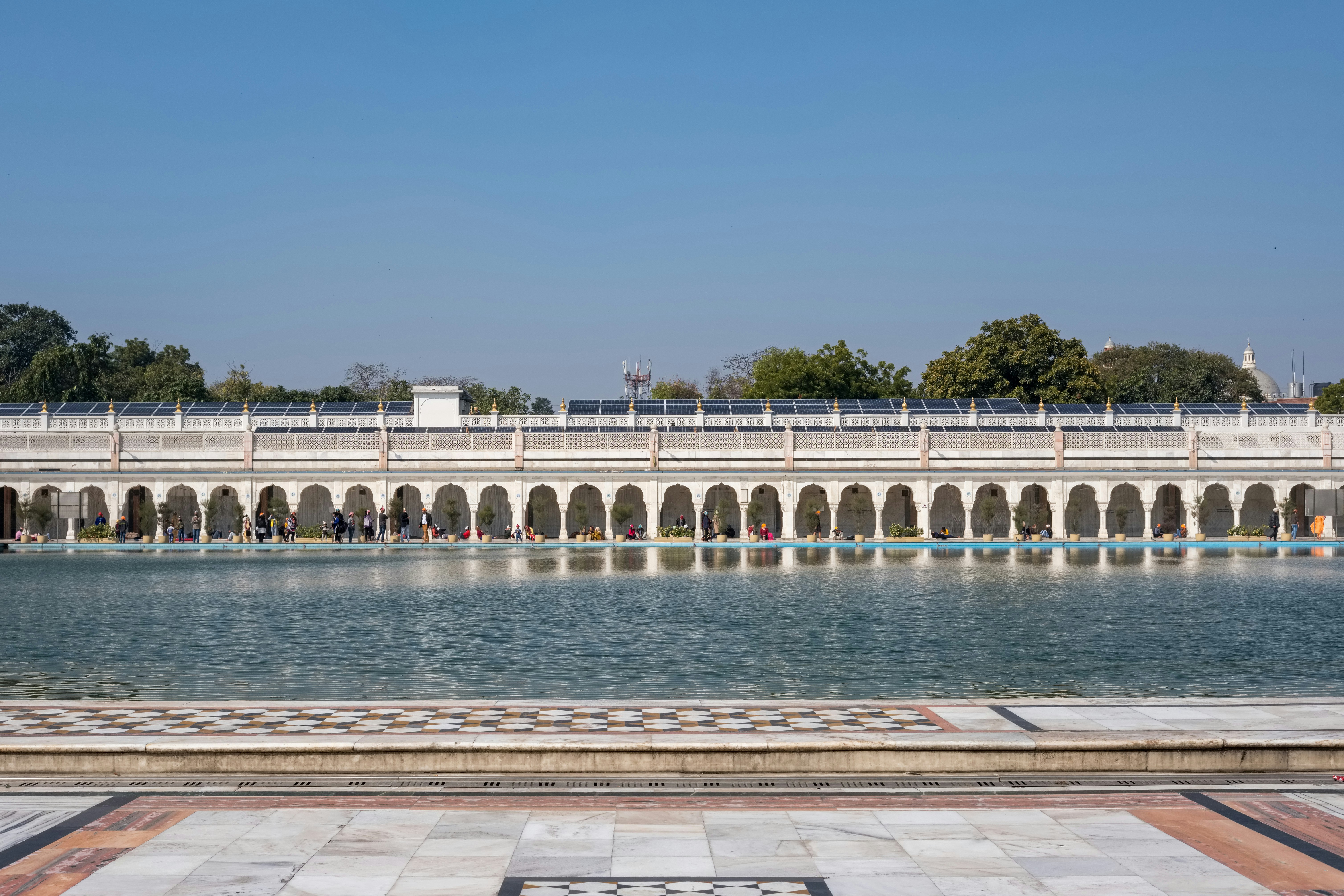 사원의 내부 전경 이미지