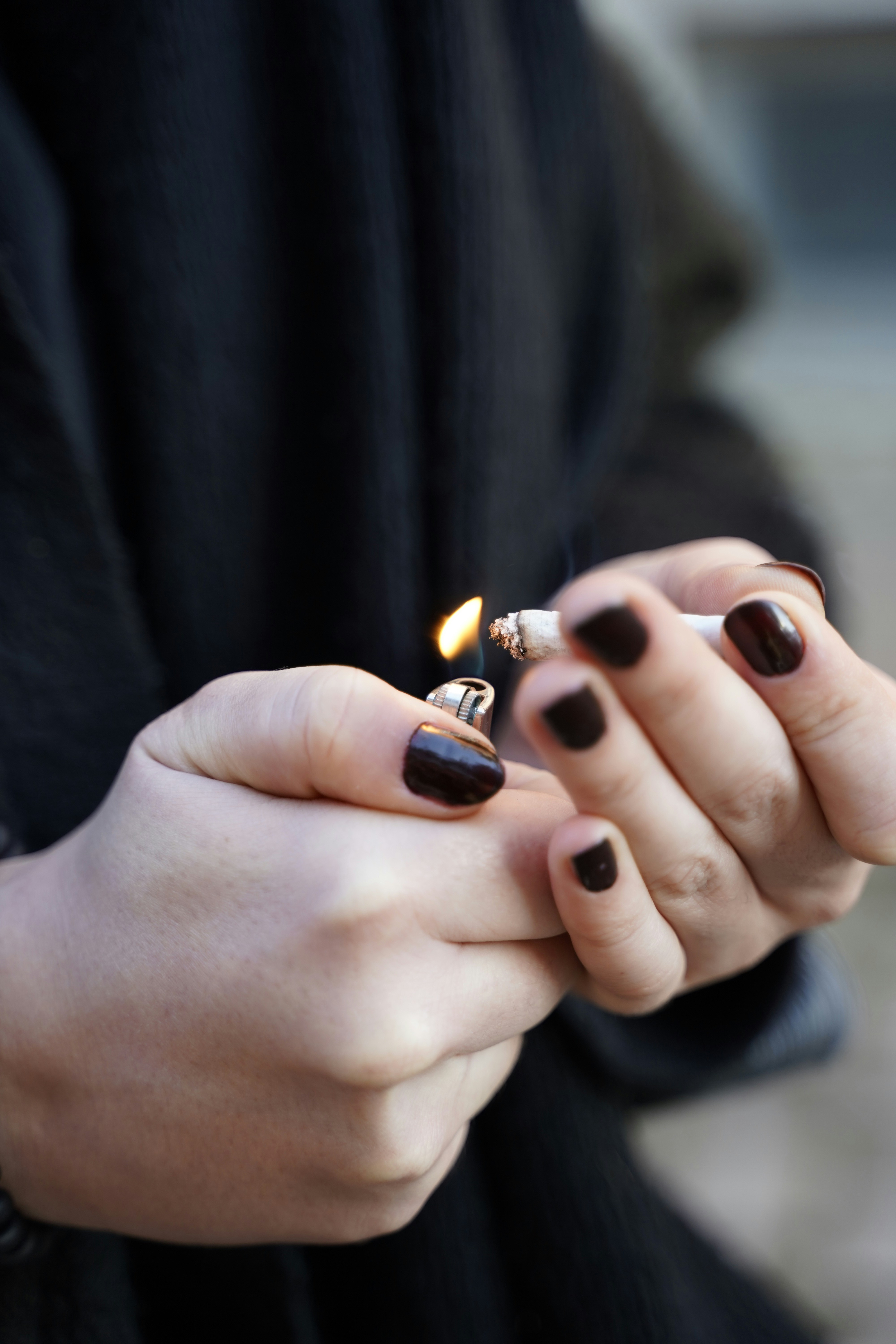 Smokers hands and cigarettes, ilustrasi artikel Unmasking the Link: How Smoking and Alcohol Fuel Your Acne 6