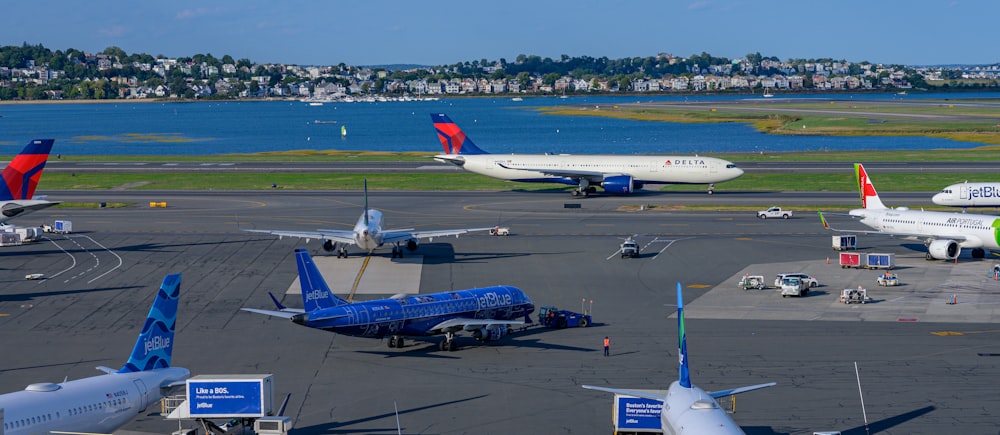 um grupo de aviões em um aeroporto