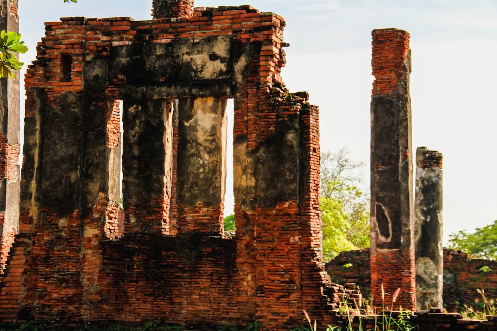 a brick building with pillars