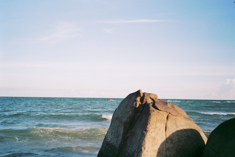 una roccia su una spiaggia