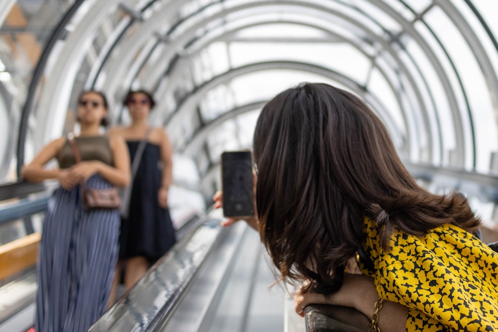 Una mujer tomando una foto de un grupo de mujeres