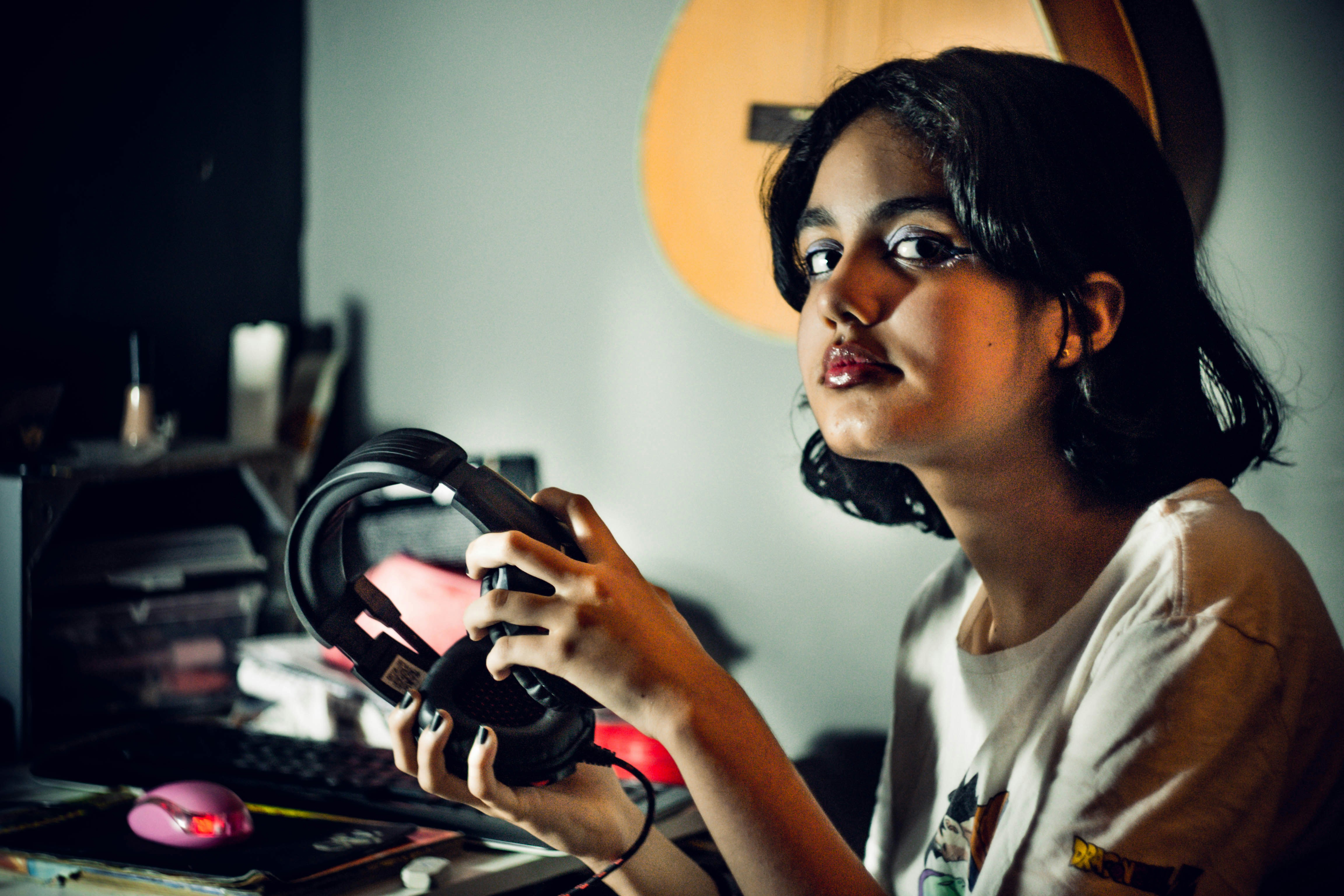 una persona che utilizza un microfono