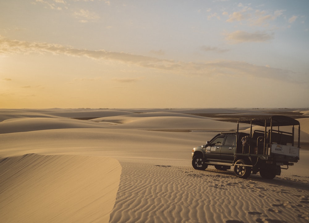 Un coche aparcado en un desierto