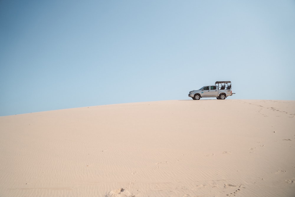Un coche conduciendo por un desierto
