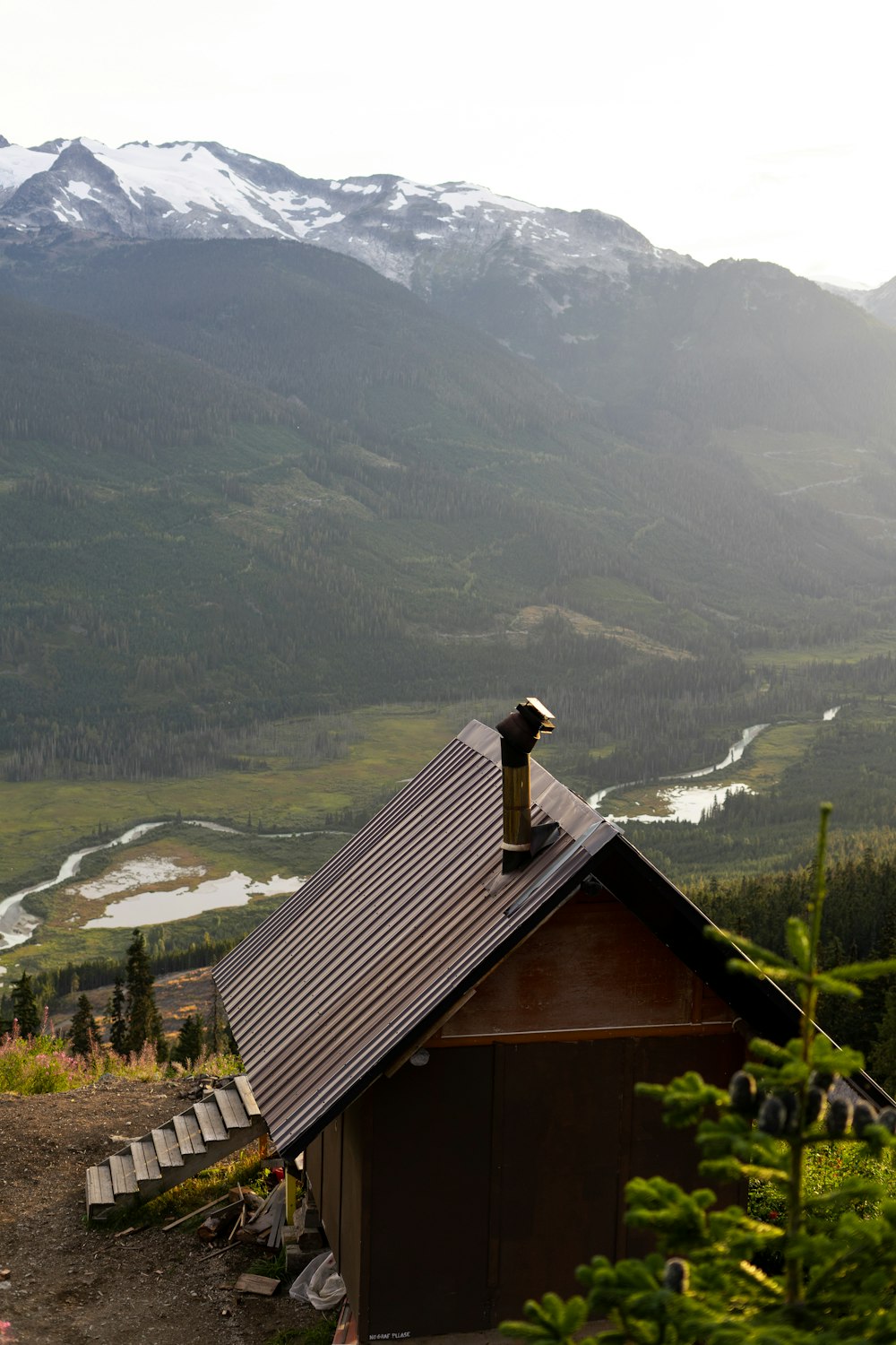 Un edificio con una montagna sullo sfondo