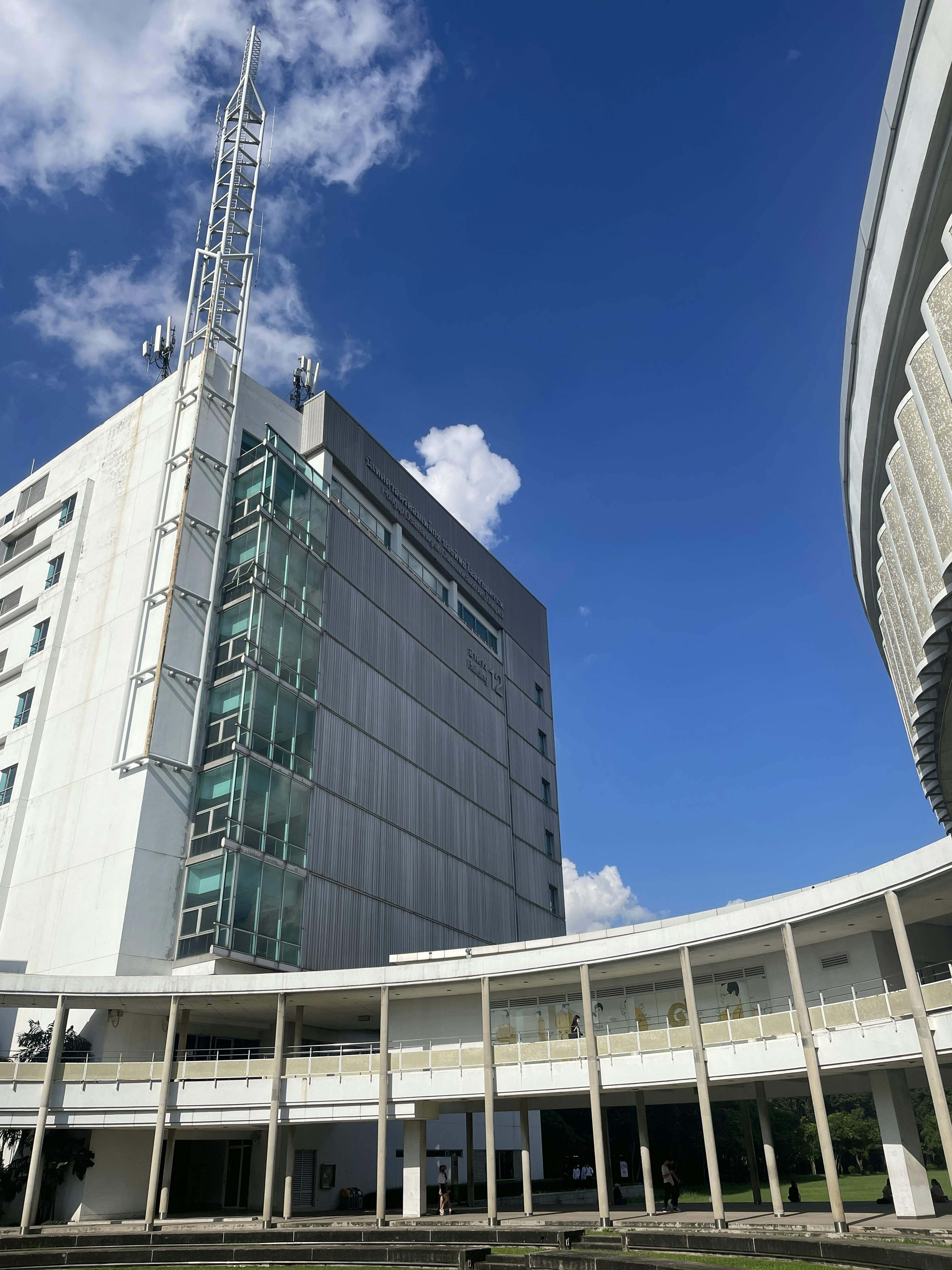 um edifício com uma torre