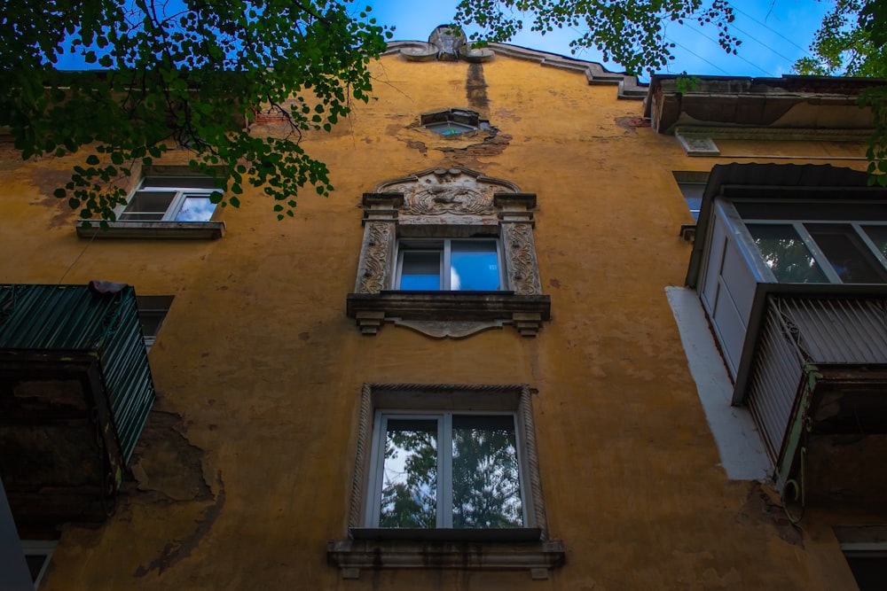 Un edificio con ventanas y árboles