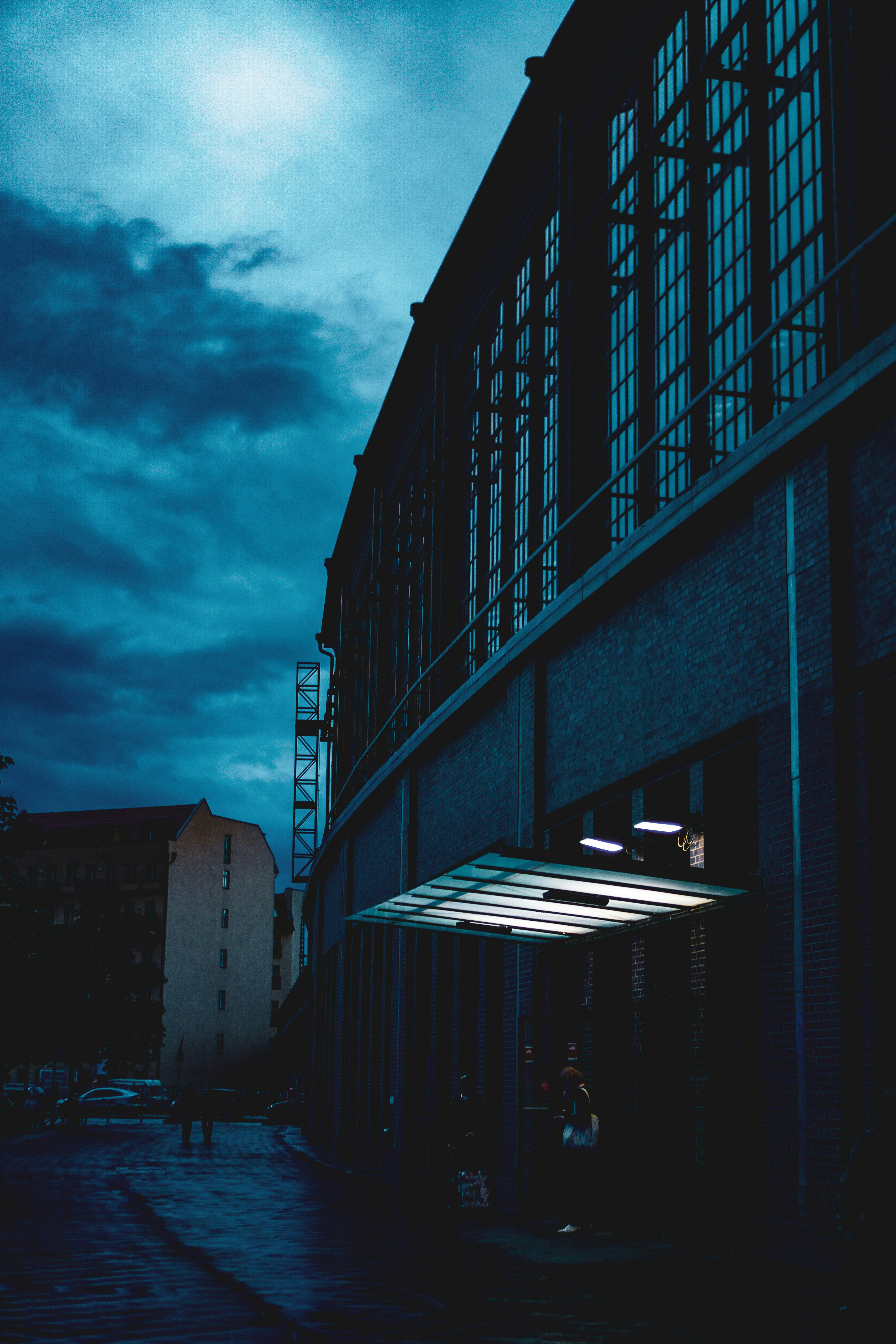 eine große Brücke über etwas Wasser