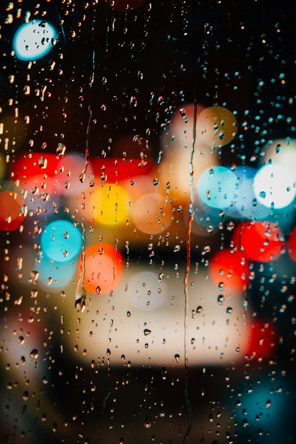 una finestra con gocce di pioggia su di esso