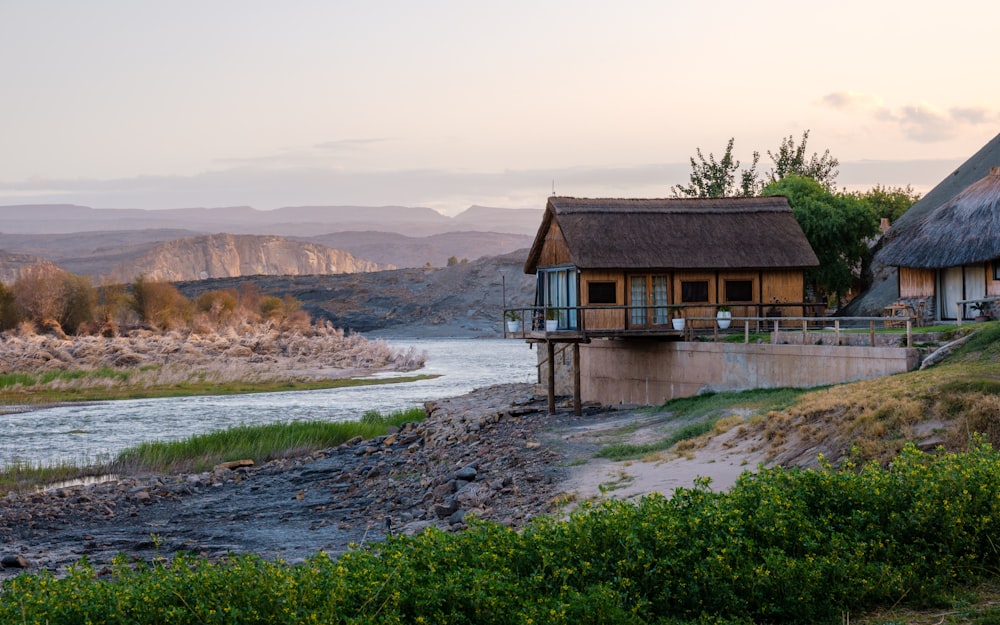 Ein Haus auf einem Hügel an einem Fluss