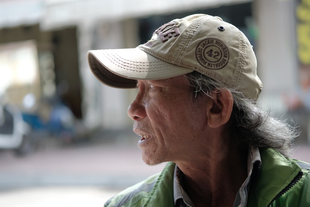 Un hombre vestido con uniforme militar